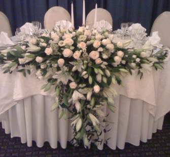 Свадебные цветы на стол молодоженов — композиции из живых цветов ручной работы