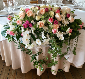 Свадебные композиции из цветов на стол молодоженов фото